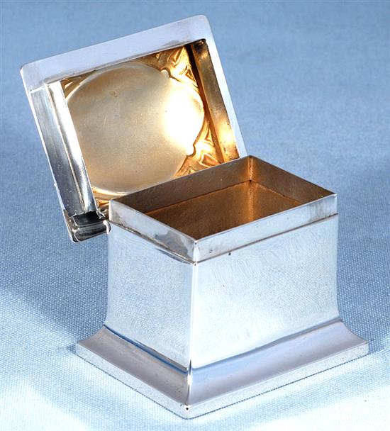 An Edwardian Art Nouveau silver tea caddy, by William Hutton & Sons, height 84mm, weight 5.3oz/165grms.